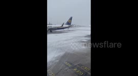 Heavy snow forces Manchester airport to close its runways