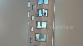 Two women clean windows on high-rise building without any safety equipment in China
