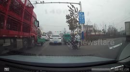 Large truck knocks over three-wheeler that drives into blind spot in China