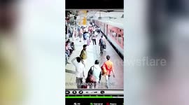 Cop's vigilance saves life of woman who lost her balance while boarding moving train in eastern India