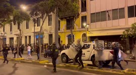 Riot police turn up in vehicles and arrest and take away protesters in Lima
