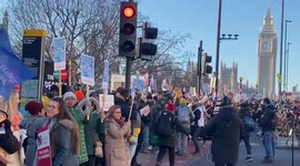 Hundreds ıf nurses stage protest outside St Thomas’ Hospital