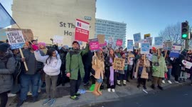 Hundreds of nurses stage protest outside St Thomas’ Hospital