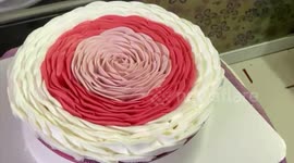 Vietnamese baker makes beautiful giant rose on cake