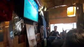 Residentes Argentinos en Madrid, España celebran el gol de Lionel Messi durante la final de Catar 2022