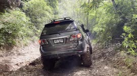 Driver shows off his off-road skills by powering through muddy ditch