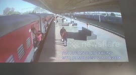 Vigilant cop saves life of man who slips and falls while boarding moving train in central India
