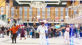 Elvis impersonator serenades Liverpool St. Station with 'Sweet Caroline' performance