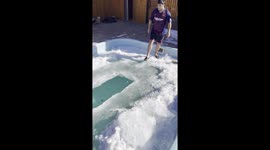 Russian daredevil swims in FREEZING COLD WATER like it's no big deal