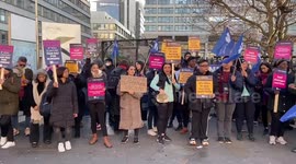 Nurses chant outside St Thomas's Hospital on second day of strike action