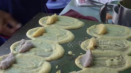 Street vendor prepares Japan-inspired rolled pancakes called 'Khanom Tokyo'