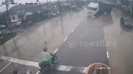 Truck wobbles dangerously on slippy road in Thailand