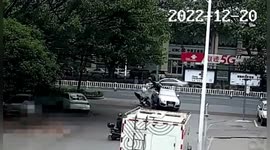 Motorcyclist sent flying onto SUV’s roof after 2 vehicles collide