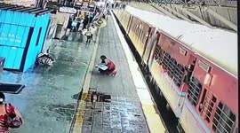 Alert police officer rescues female elderly passenger in central India