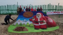 The sand santa claus to the Golden Beach of Puri and spread world peace to the whole world