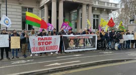 London: Demonstrator of the shooting killed three Kurds in the Kurdish center in Paris