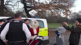 MET Police Stun crowds pulling over ' Santa Cruise ' asking for 'selfies' !!