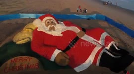 Sand-a Claus: beautiful art honors Christmas on Indian beach