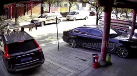 Chinese motorist accidentally takes away three pieces of bacon while doing U-turn