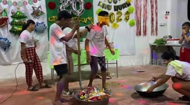 Bungling party-goer hilariously fails at ‘scoop the prize’ game