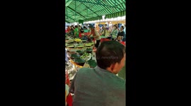 Vietnamese chefs build kitchens with portable pans to make pancakes, making thousands of pancakes every day