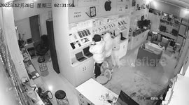 Burglars steal 18 phone models from shop in China