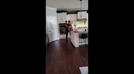 Woman surprises mom with a visit for Christmas for the first time in 7 years!