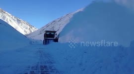 Officials clear up snowfall on highway in northern India
