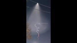 Mysterious light hovering in the sky of Korea leaves many wondering about UFO