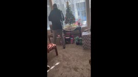 Dad has ADORABLE reaction to daughter's surprise return home for Christmas