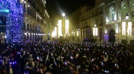 Miles de personas festejan en puerta del sol de Madrid, España la noche vieja y la bienvenida del año 2023