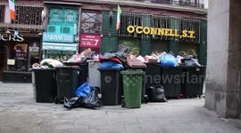 Primer día del año 2023 en las calles de Madrid donde el Ayuntamiento no recoge la basura