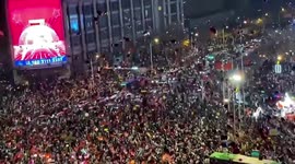 Thousands release balloons to welcome new year in China