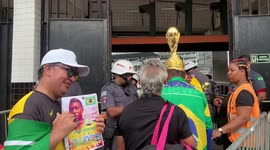 Mourners are let inside Vila Belmiro stadium to Pele's wake in  Santos (SP), Brazil