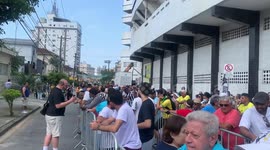 A lot of people near Vila Belmiro stadium ahead of Pele's wake in Santos (SP), Brazil
