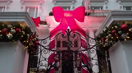 A glimpse of gorgeous Christmas decorations in The Boltons in London
