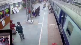 Alert cop saves life of man who slipped while boarding train in northern India