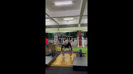Woman hilariously pays the price for testing her limits with a 45kg clean & jerk attempt