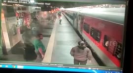 Cop's vigilance saves life of woman who slipped while boarding train in western India