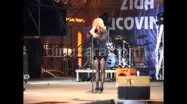 FAIL - Sandra falls on stage