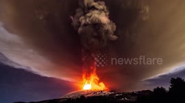 Incredible 'dirty' thunderstorm time-lapse on Mount Etna, Sicily
