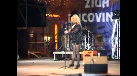FAIL - Sandra falls on stage