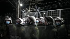 Chaotic scenes with refugees and police clashing on the Greece-Macedonia border