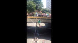 Slackline in Paulista avenue closed for cars