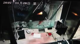 脚垫卡住油门 车辆倒飞进银行