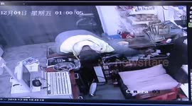 佯装进店购物 男子抓钱就跑