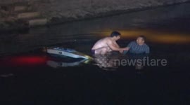 司机开车不慎落水 市民冬夜下河救人