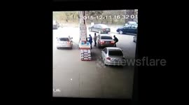 猖狂小偷趁女司机加油时开车门偷包