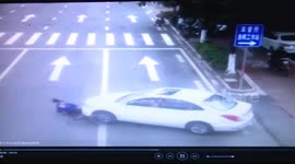 Bystanders lift up car to save cyclist after nasty crash