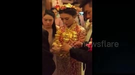晋江“黄金新娘”满手挂满金手镯